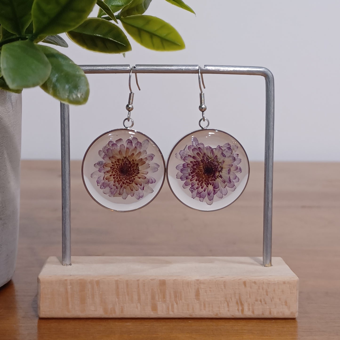 Boucles d’oreilles en résine fleurs séchées #24