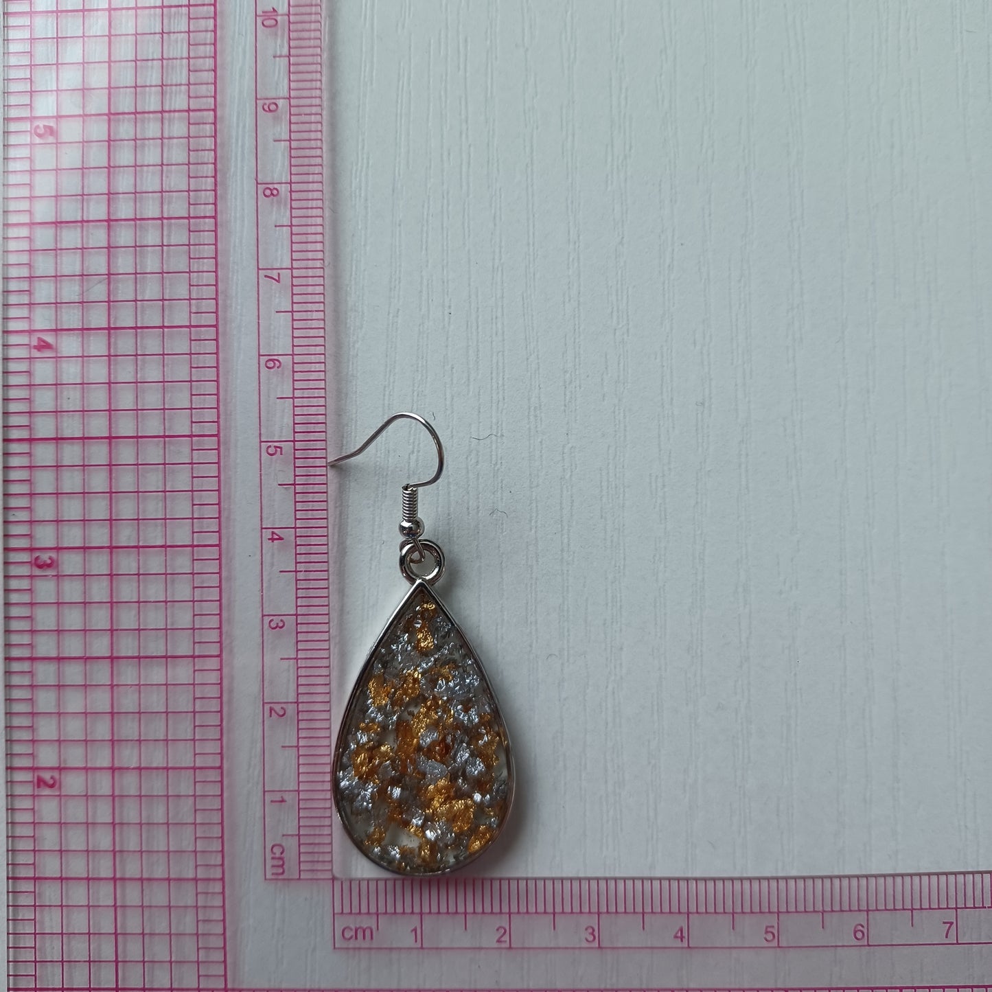 Boucles d’oreilles ovales en résine, feuilles d'argent et feuilles d'or