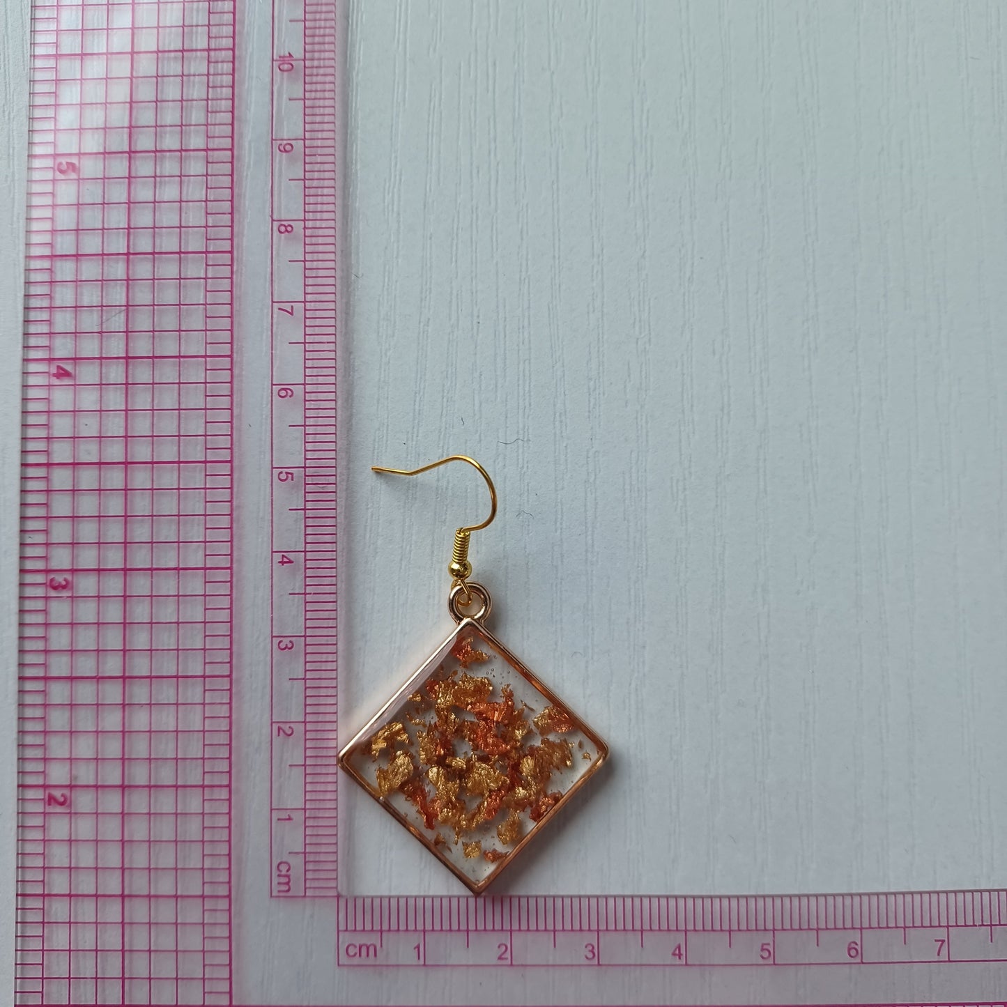 Boucles d’oreilles losanges en résine, feuilles d'or rose et feuilles d'or