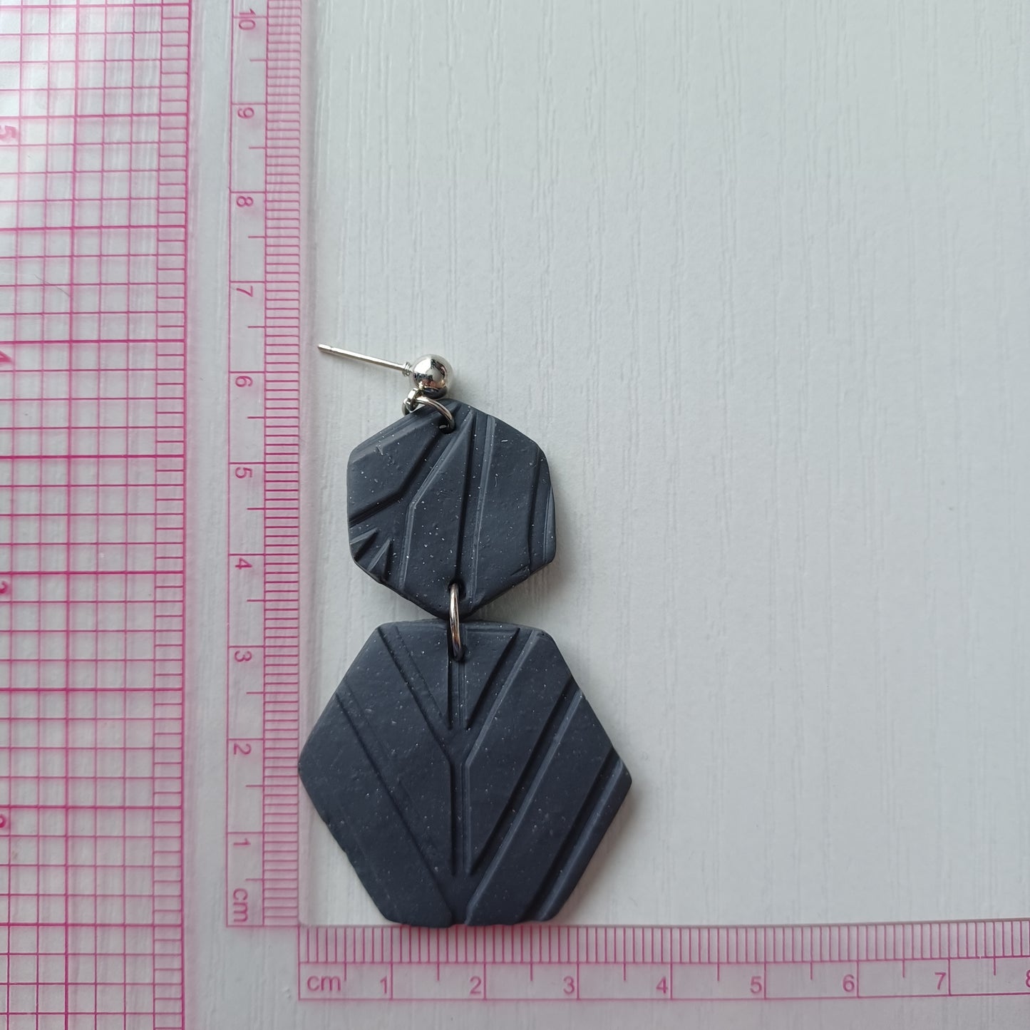 Boucles d’oreilles en argile polymère gris charbon avec paillettes argentées