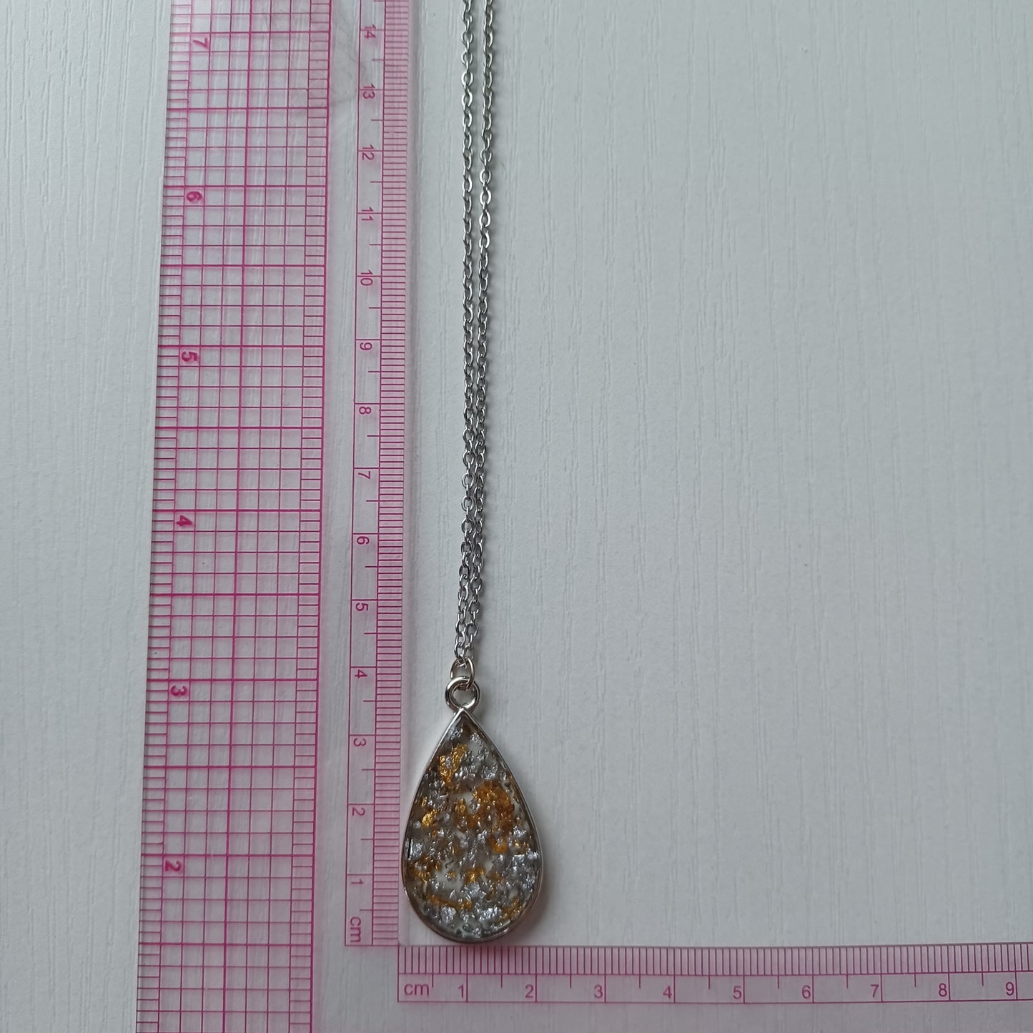 Collier ovale en résine, feuilles d'argent et feuilles d'or