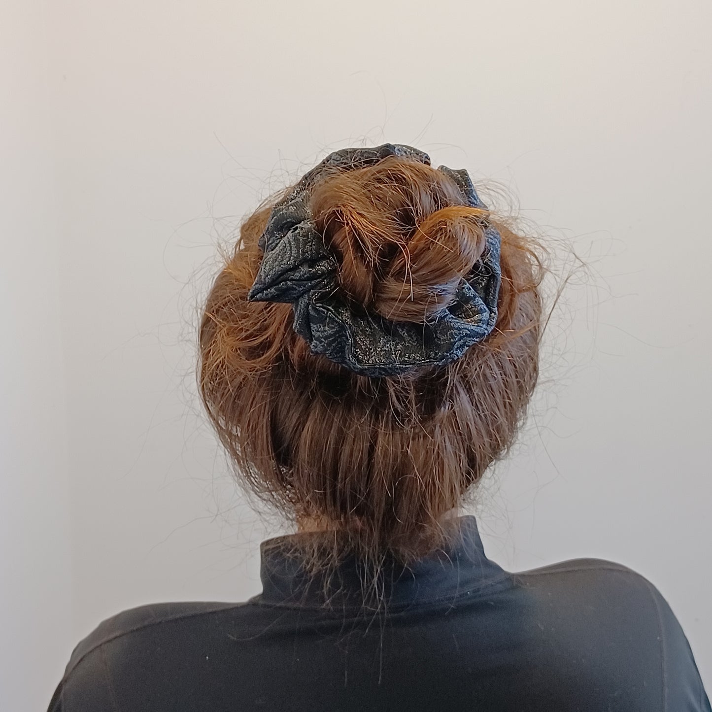 M-Chouchou-Noir avec formes brillantes/Scrunchie-Black with shiny form