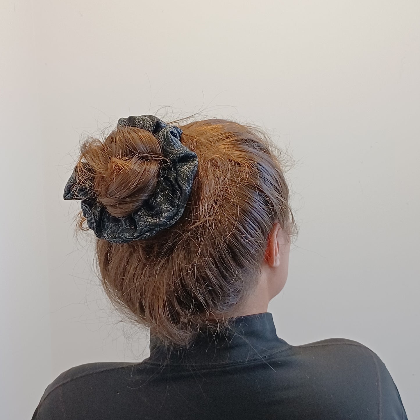 M-Chouchou-Noir avec formes brillantes/Scrunchie-Black with shiny form