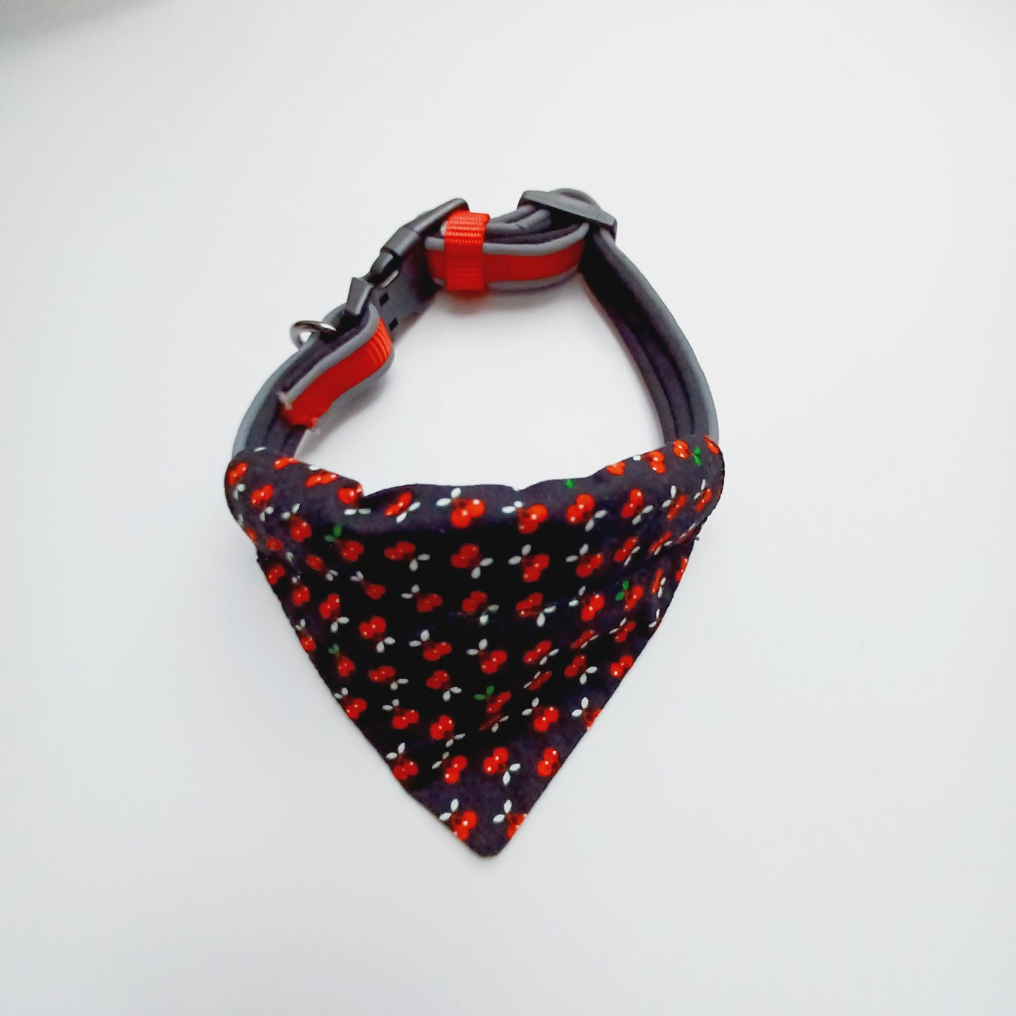 Modèle B-Chat et chien-Foulard par-dessus le collier-Noir avec cerises/Bandana over the collar-Black with cherry