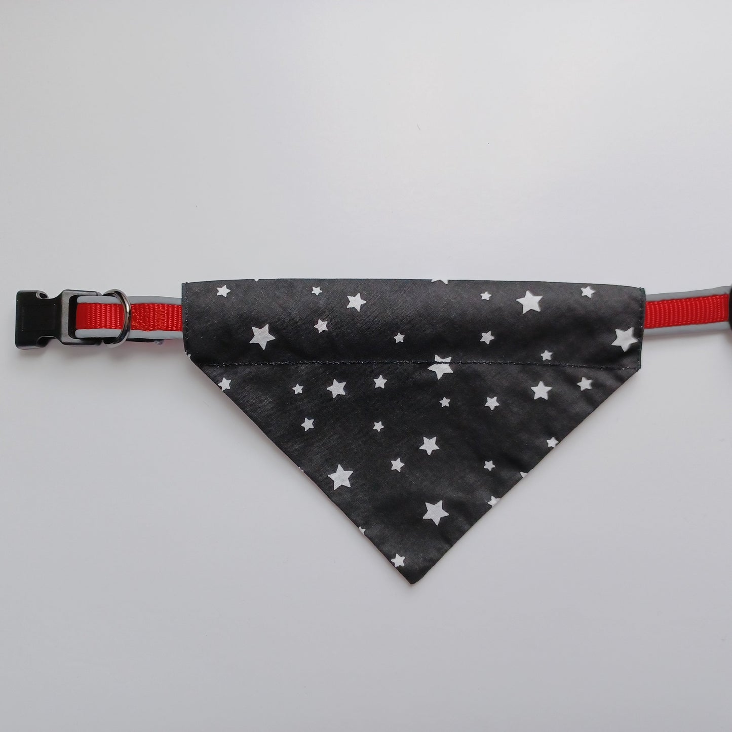 Modèle B-Chat et chien-Foulard par-dessus le collier-Noir avec étoiles blanches/Bandana over the collar-Black with white stars