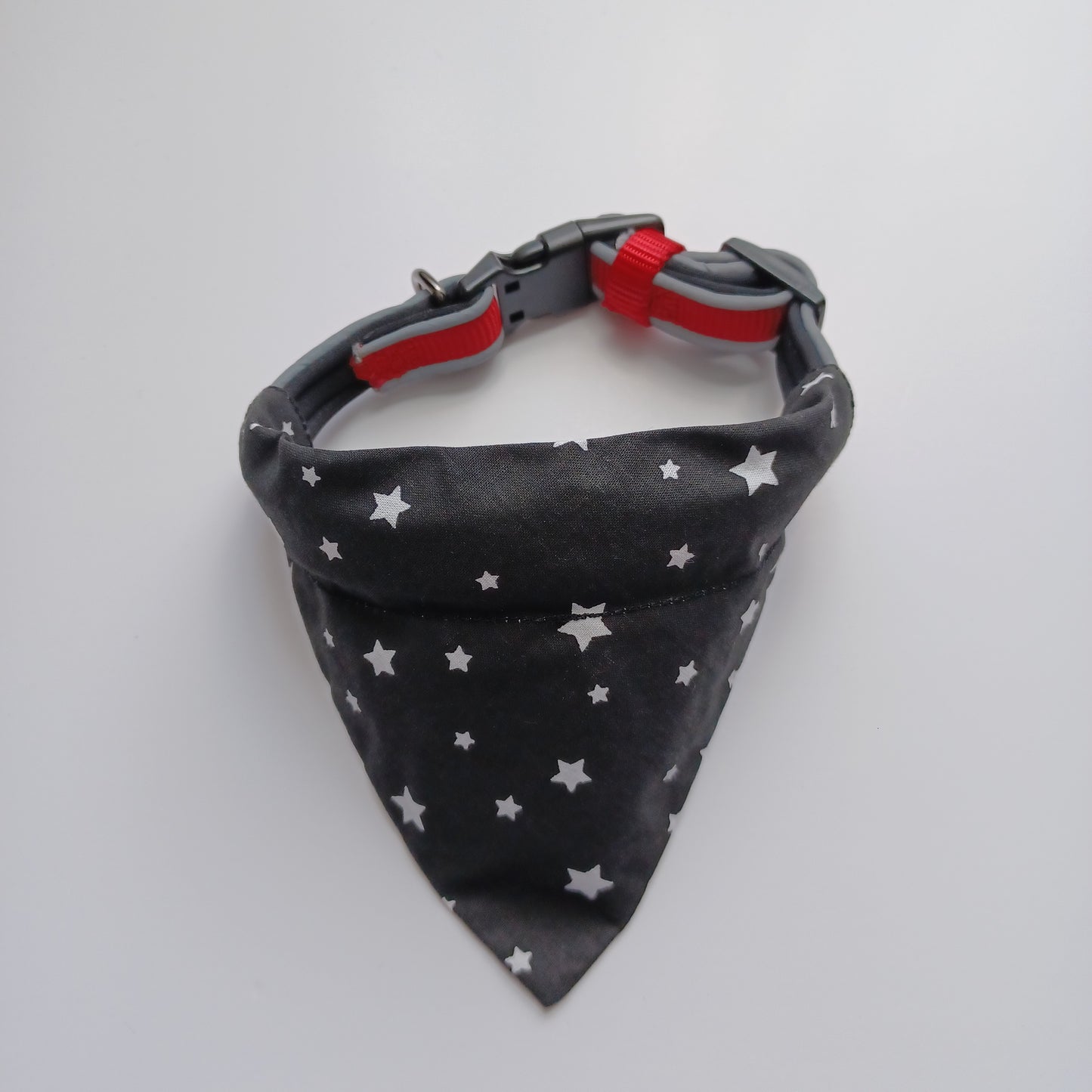 Modèle B-Chat et chien-Foulard par-dessus le collier-Noir avec étoiles blanches/Bandana over the collar-Black with white stars