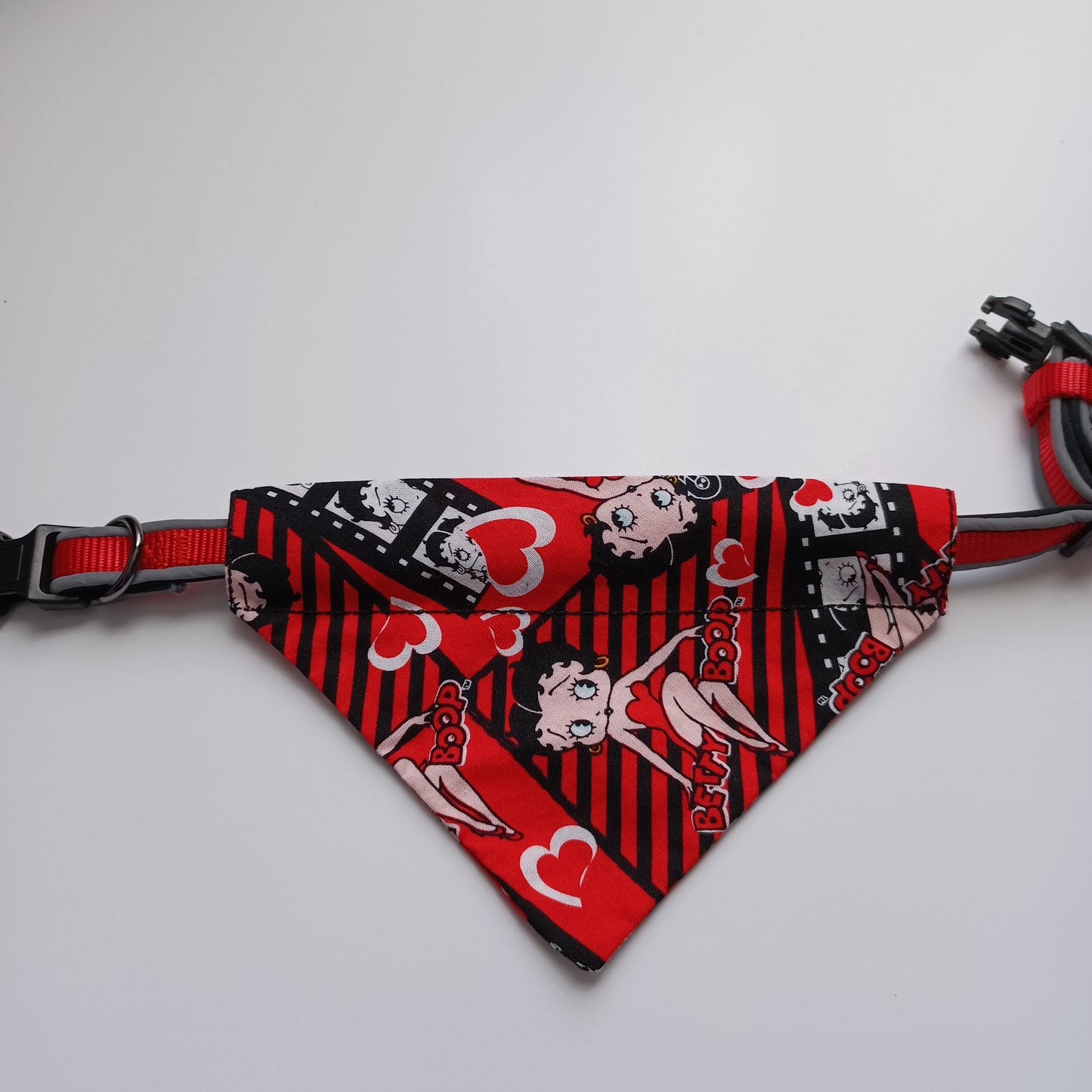 Modèle B-Chat et chien-Foulard par-dessus le collier-Rouge et noir Betty Boop/Bandana over the collar-Red and black Betty Boop