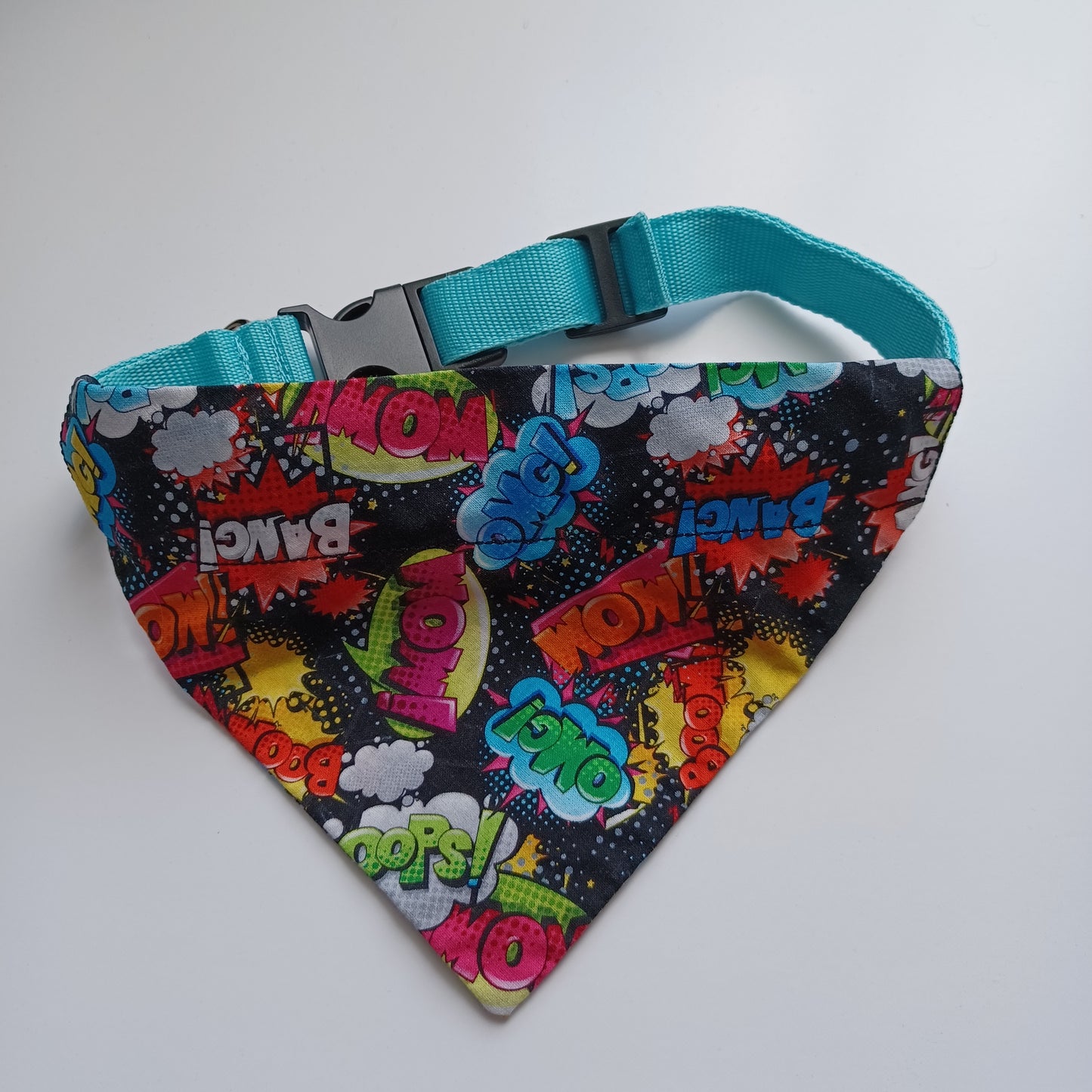 Modèle B-Chat et chien-Foulard par-dessus le collier-WOW!-OMG!-Noir-jaune-bleu-rouge/Bandana over the collar-WOW!-OMG! -Black-yellow-blue-red