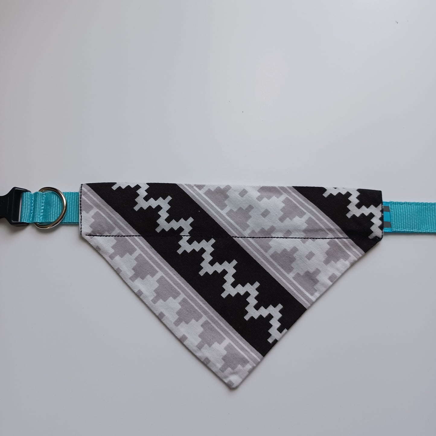 Modèle B-Chat et chien-Foulard par-dessus le collier-Tribal noir, blanc et gris/Bandana over the collar-Tribal black, white and gray