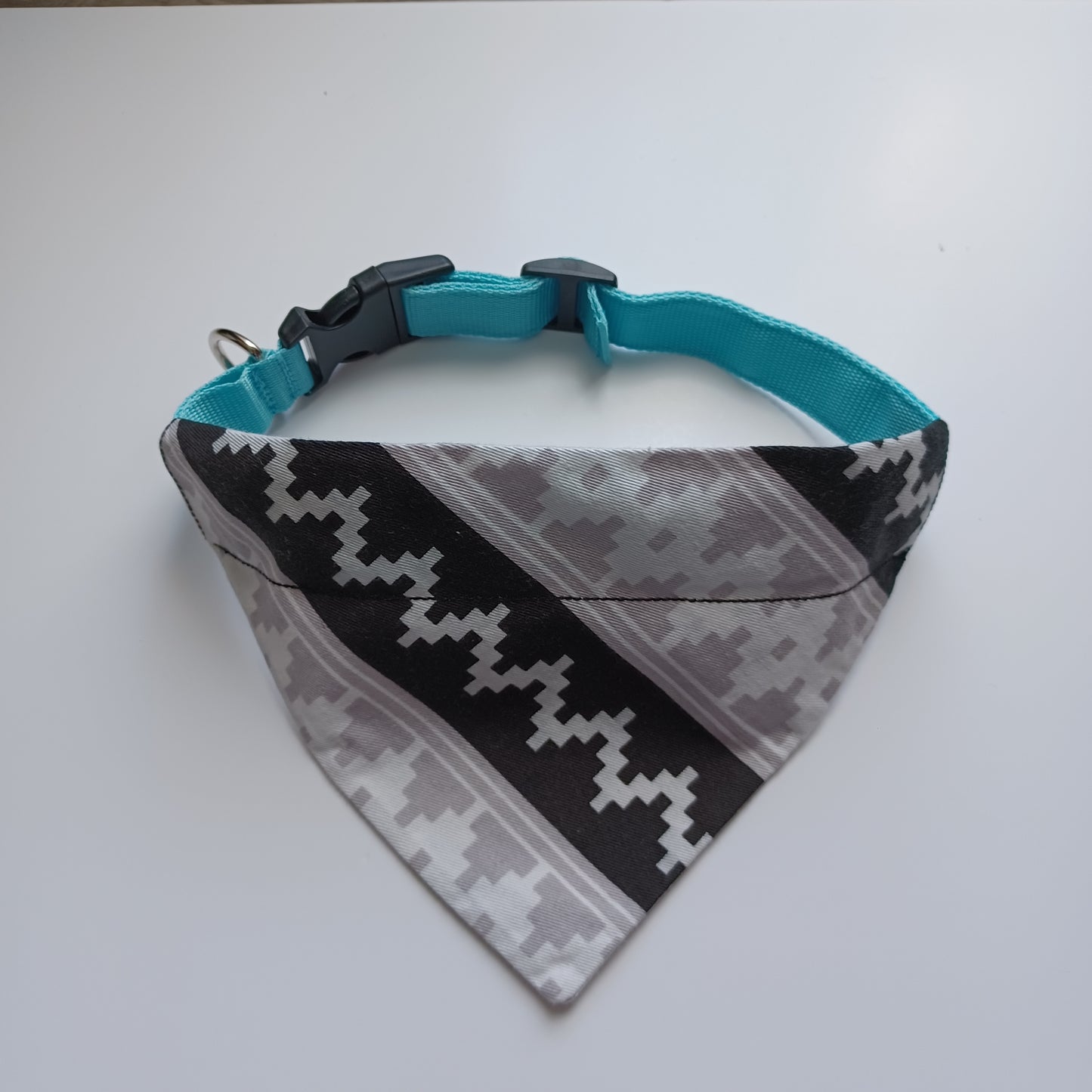 Modèle B-Chat et chien-Foulard par-dessus le collier-Tribal noir, blanc et gris/Bandana over the collar-Tribal black, white and gray