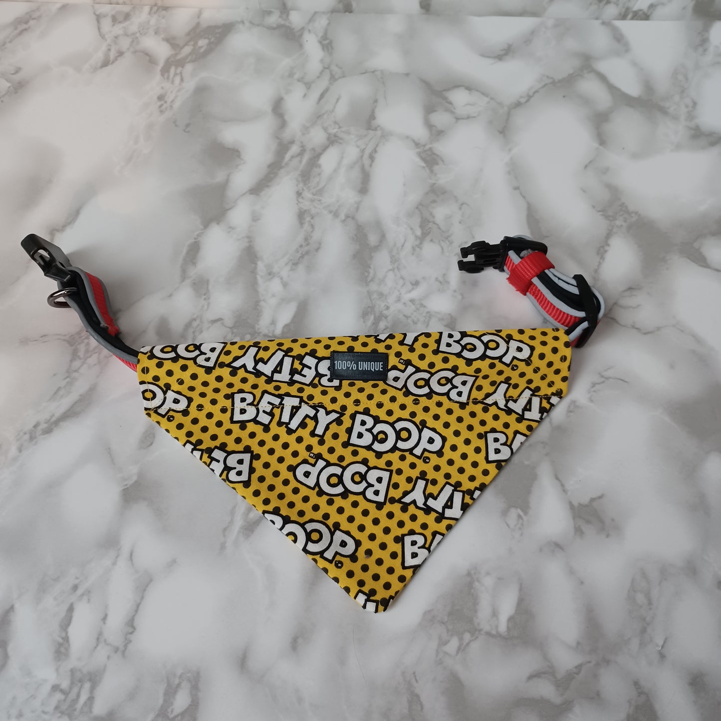Modèle B-Chat et chien-Foulard par-dessus le collier-Jaune Betty Boop/Bandana over the collar-Yellow Betty Boop