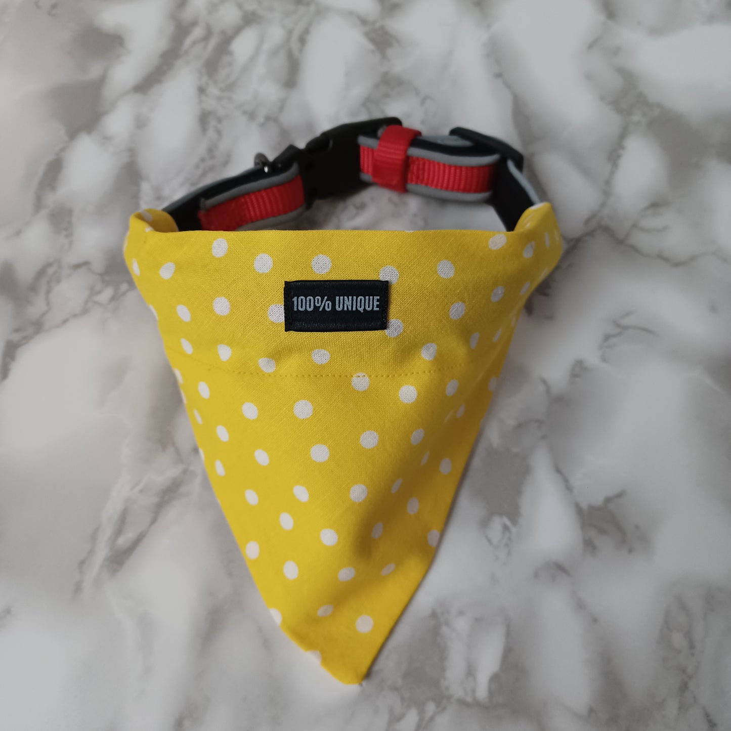 Modèle B-Chat et chien-Foulard par-dessus le collier-Jaune vif picoté blanc/Bandana over the collar- Bright yellow speckled white