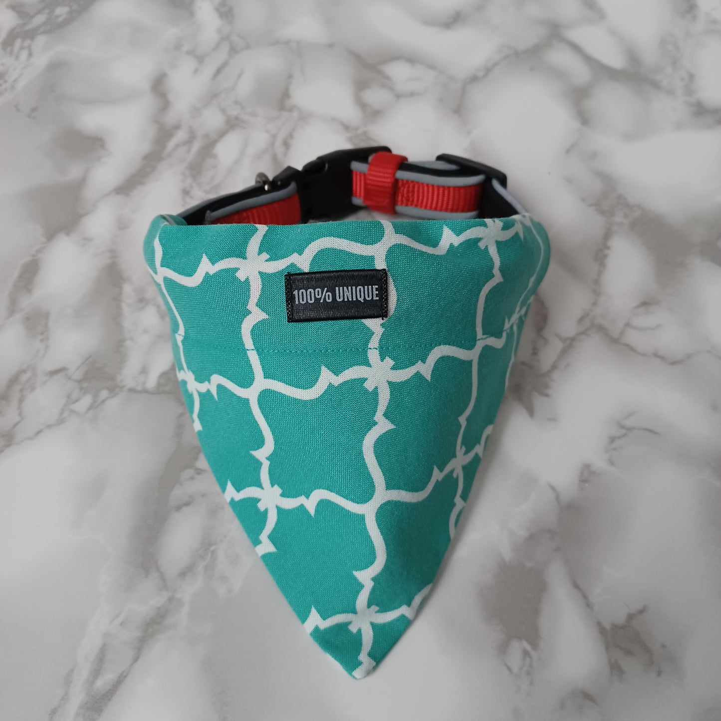 Modèle B-Chat et chien-Foulard par-dessus le collier-Baroque-Turquoise et blanc/Bandana over the collar-Baroque-Turquoise and white