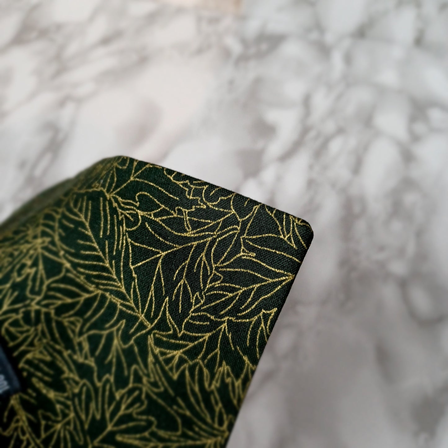 Modèle B-Chat et chien-Foulard par-dessus le collier-Feuilles vertes forêt et lignes dorées/Bandana over the collar-Forest green leaves and golden lines