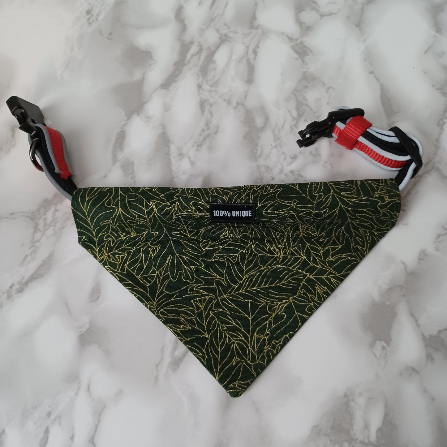 Modèle B-Chat et chien-Foulard par-dessus le collier-Feuilles vertes forêt et lignes dorées/Bandana over the collar-Forest green leaves and golden lines