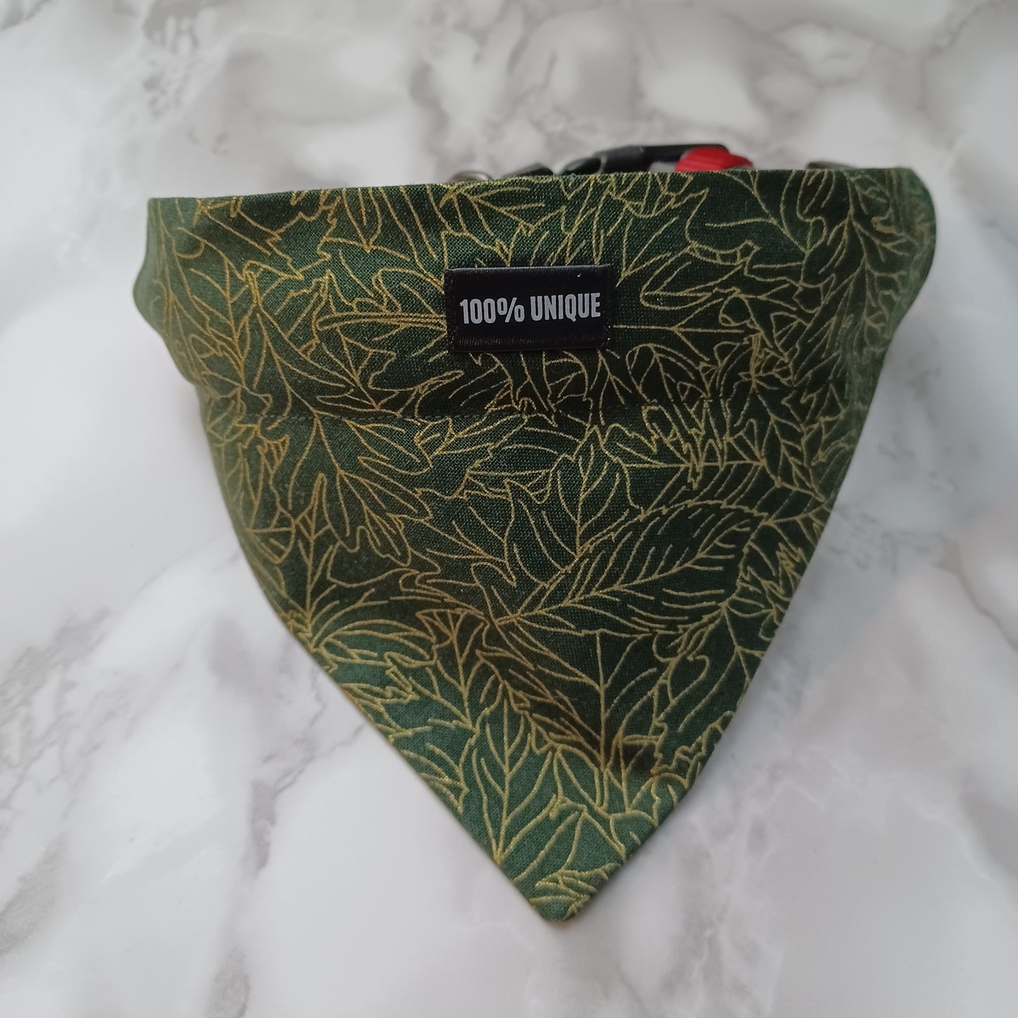 Modèle B-Chat et chien-Foulard par-dessus le collier-Feuilles vertes forêt et lignes dorées/Bandana over the collar-Forest green leaves and golden lines