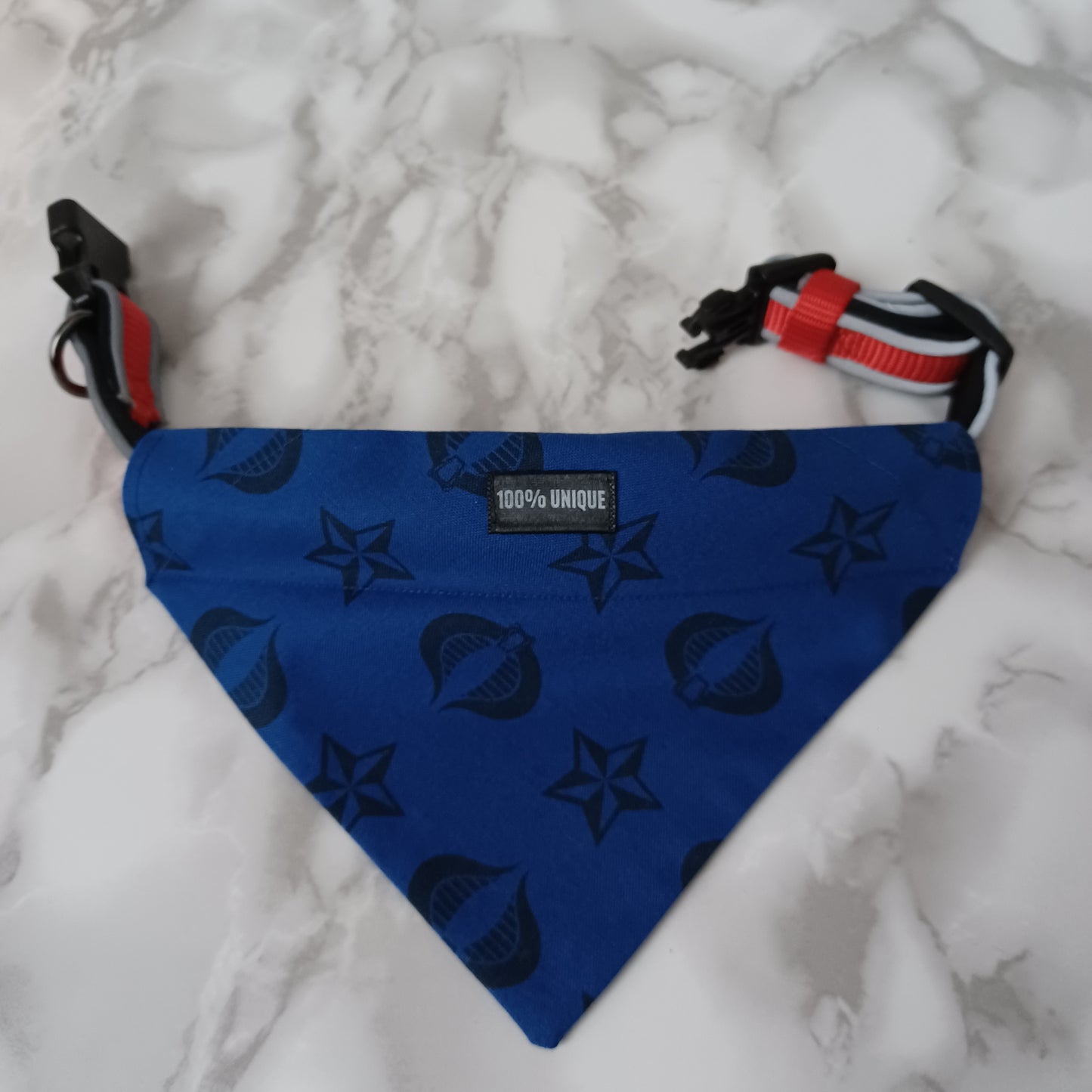 Modèle B-Chat et chien-Foulard par-dessus le collier-Bleu avec étoiles et cobras noirs/Bandana over the collar-Blue with black stars and cobras