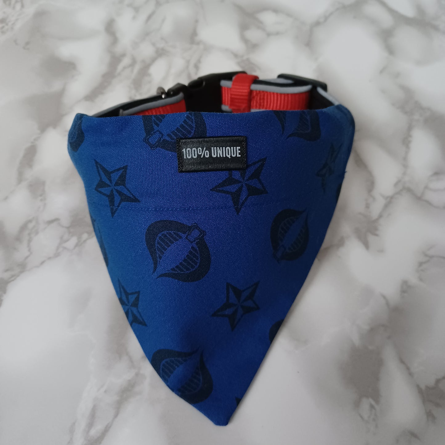 Modèle B-Chat et chien-Foulard par-dessus le collier-Bleu avec étoiles et cobras noirs/Bandana over the collar-Blue with black stars and cobras