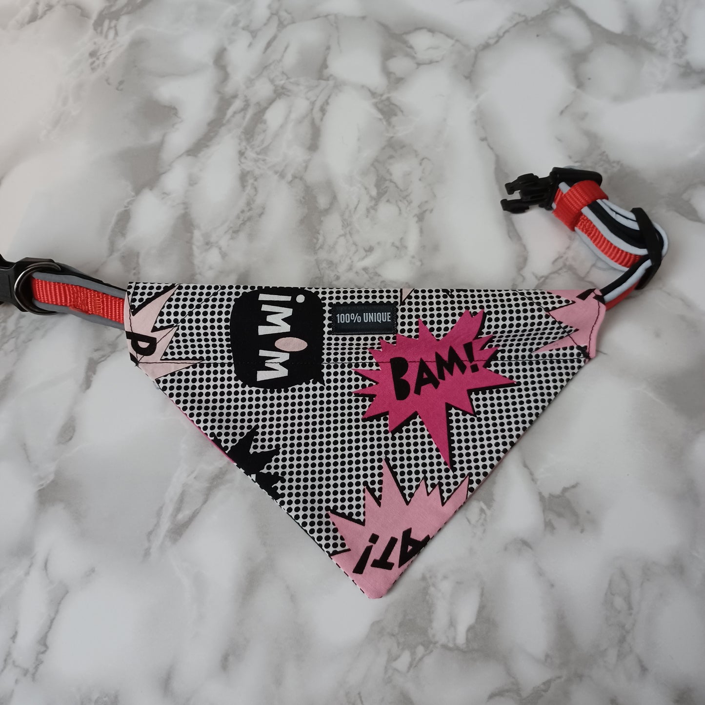 Modèle B-Chat et chien-Foulard par-dessus le collier-Bam!-Pow!-Rose, noir et blanc/Bandana over the collar- Bam!-Pow! -Pink, black and white