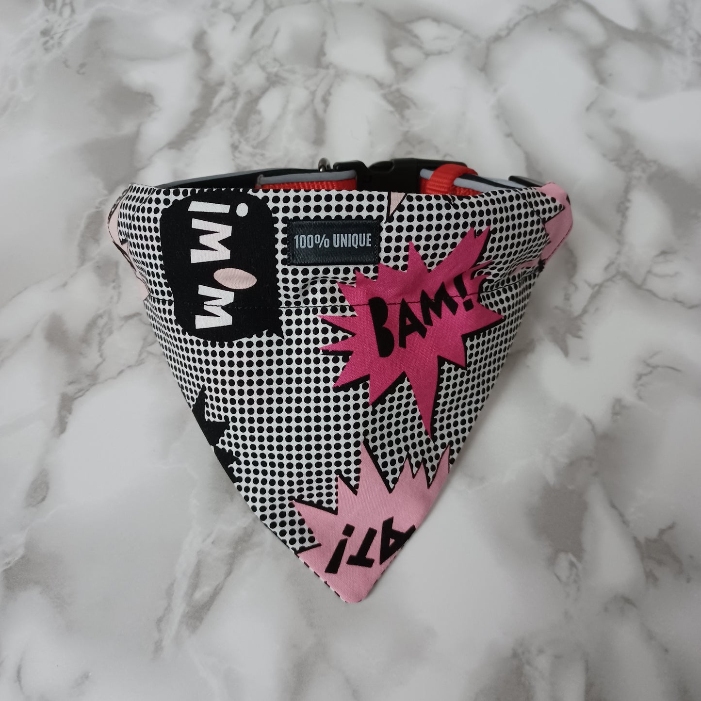 Modèle B-Chat et chien-Foulard par-dessus le collier-Bam!-Pow!-Rose, noir et blanc/Bandana over the collar- Bam!-Pow! -Pink, black and white