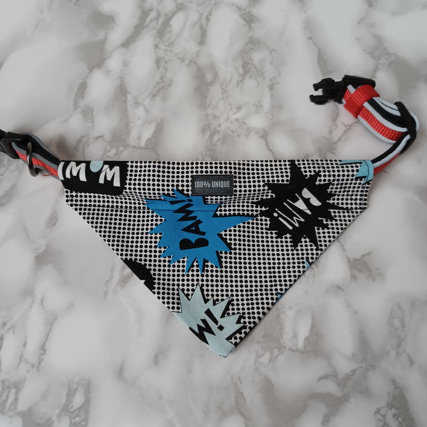 Modèle B-Chat et chien-Foulard par-dessus le collier-Bam!-Pow!-Bleu, noir et blanc/Bandana over the collar- Bam!-Pow! -Blue, black and white