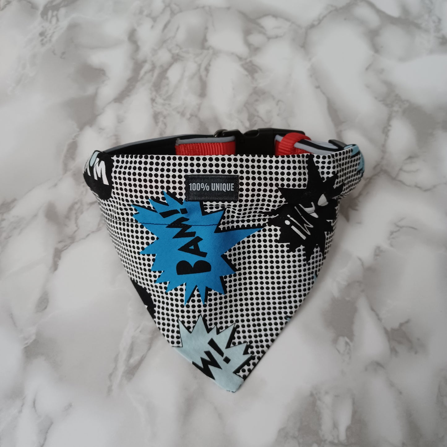 Modèle B-Chat et chien-Foulard par-dessus le collier-Bam!-Pow!-Bleu, noir et blanc/Bandana over the collar- Bam!-Pow! -Blue, black and white