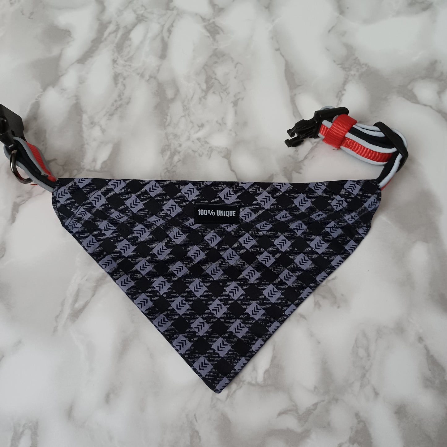 Modèle B-Chat et chien-Foulard par-dessus le collier-Carreauté noir et gris-mauve/Bandana over the collar- Checkered black and gray-purple