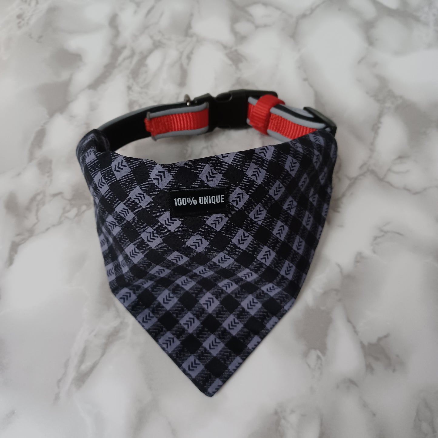 Modèle B-Chat et chien-Foulard par-dessus le collier-Carreauté noir et gris-mauve/Bandana over the collar- Checkered black and gray-purple
