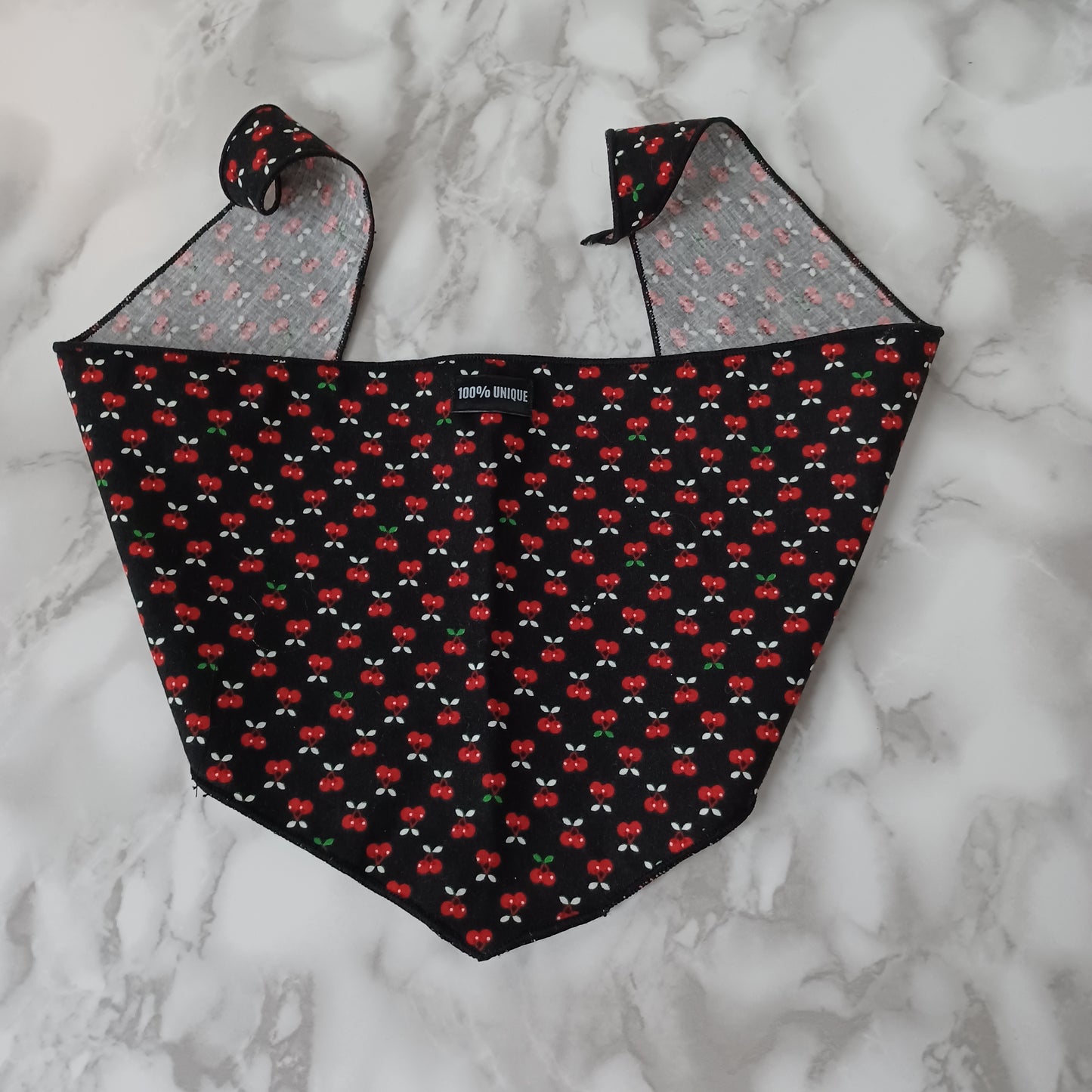 Modèle A- Chat et chien-Foulard noir avec cerises/ Bandana black with cherry