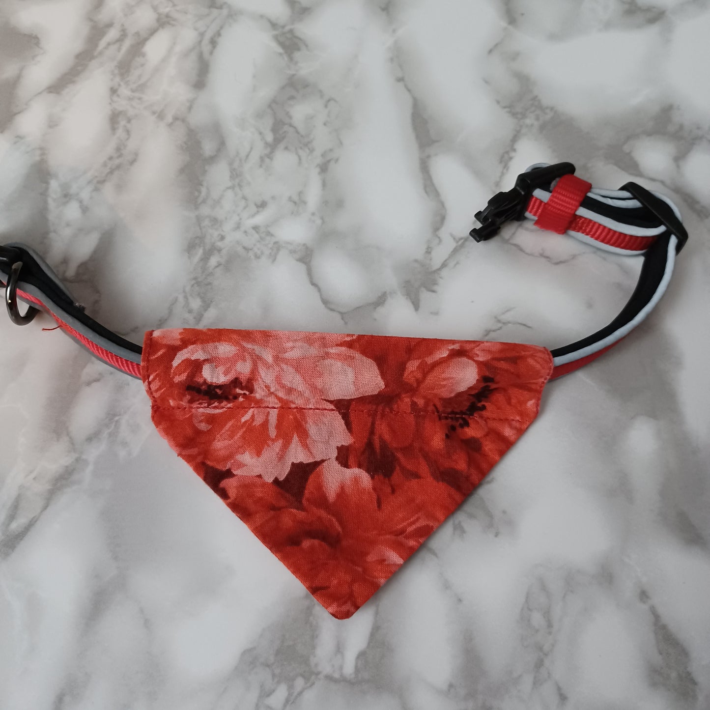 Modèle B-Chat et chien-Foulard par-dessus le collier-Fleurs rouges et roses/Bandana over the collar-Red and pink flowers