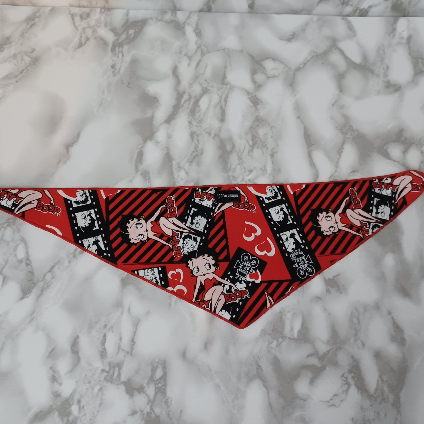 Modèle A-Chat et chien-Foulard rouge et noir Betty Boop/Bandana red and black Betty Boop