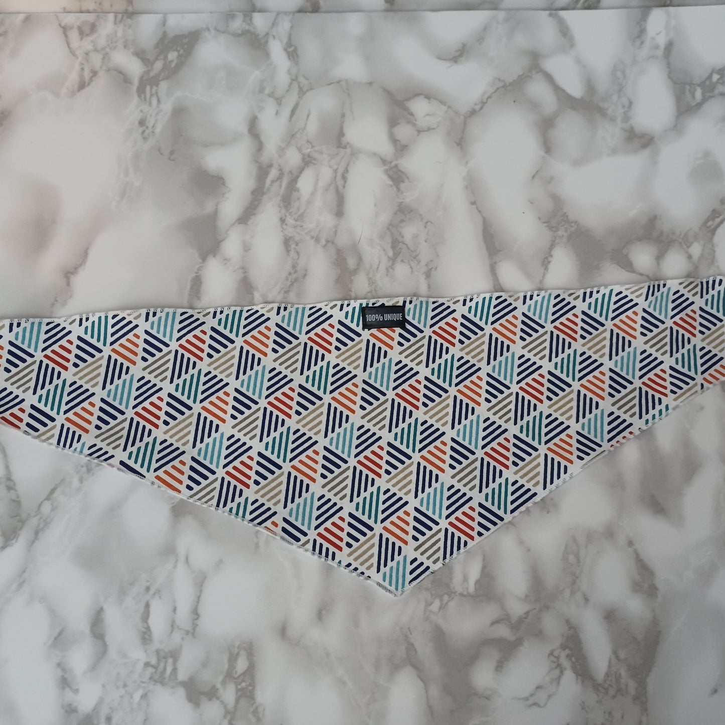 Modèle A-Chat et chien-Foulard Blanc avec lignes bleues-grises et rouges/White bandana with blue-gray and red lines