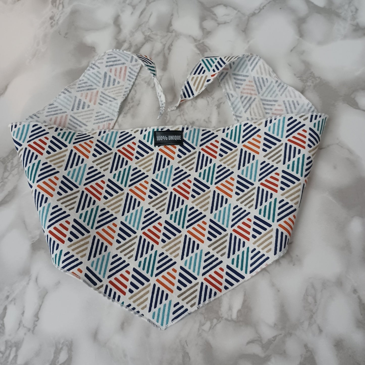 Modèle A-Chat et chien-Foulard Blanc avec lignes bleues-grises et rouges/White bandana with blue-gray and red lines