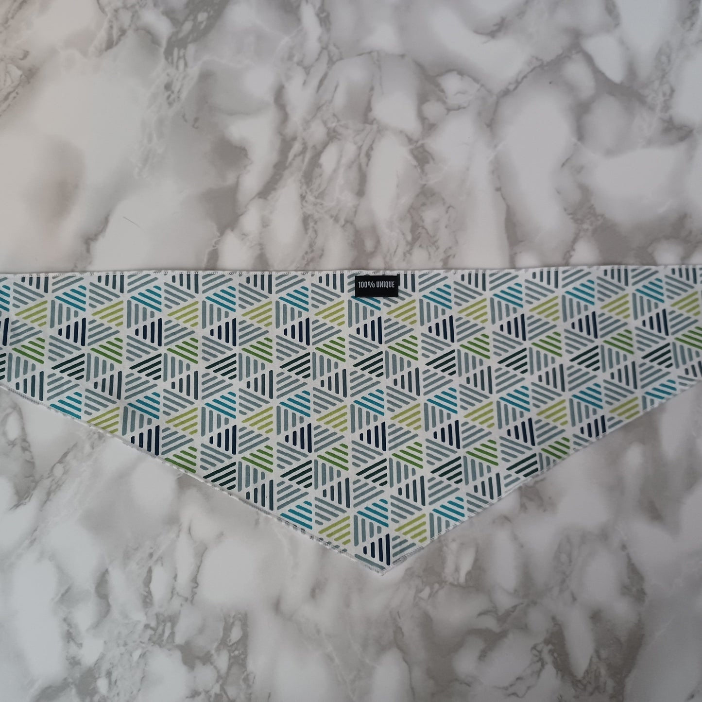 Modèle A- Chat et chien-Foulard Blanc avec lignes bleues-grises et vertes/White bandana with blue-gray and green lines