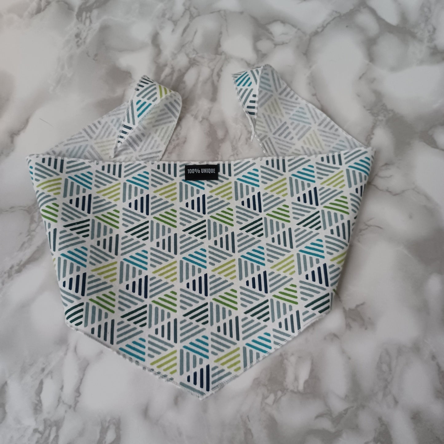 Modèle A- Chat et chien-Foulard Blanc avec lignes bleues-grises et vertes/White bandana with blue-gray and green lines