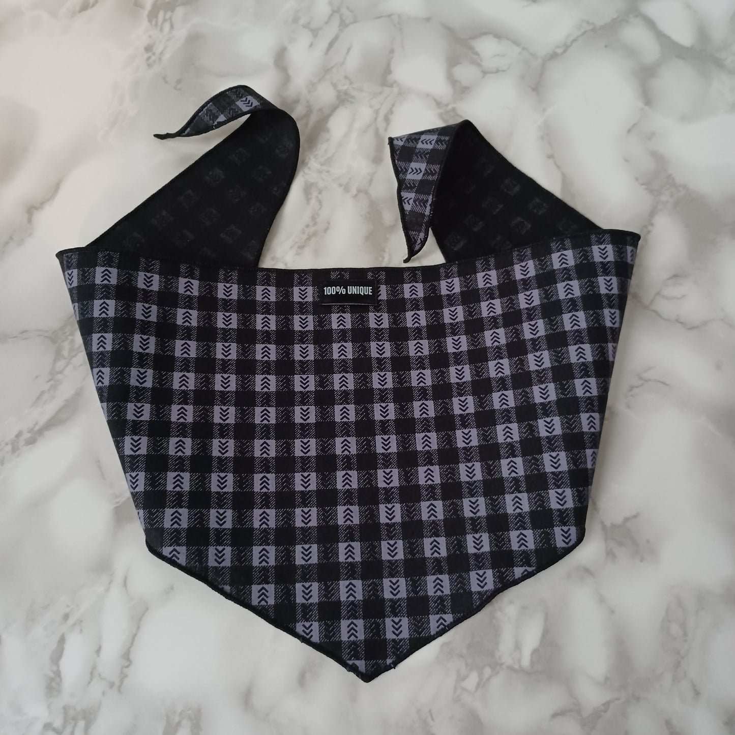 Modèle A- Chat et chien-Foulard carreauté noir et gris-mauve/Bandana checkered black and gray-purple
