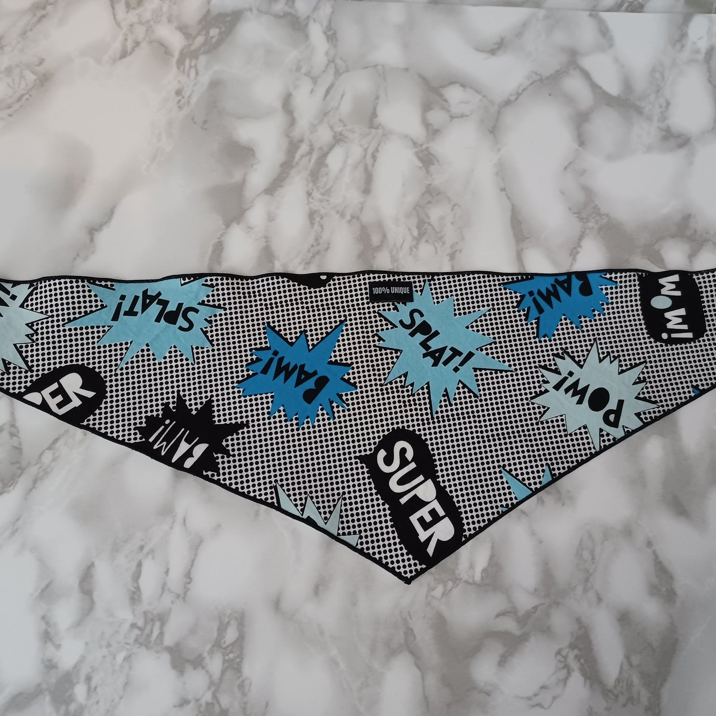 Modèle A-Chat et chien-Foulard Bam!-Pow!-Bleu, noir et blanc/Bandana Bam!-Pow! -Blue, black and white