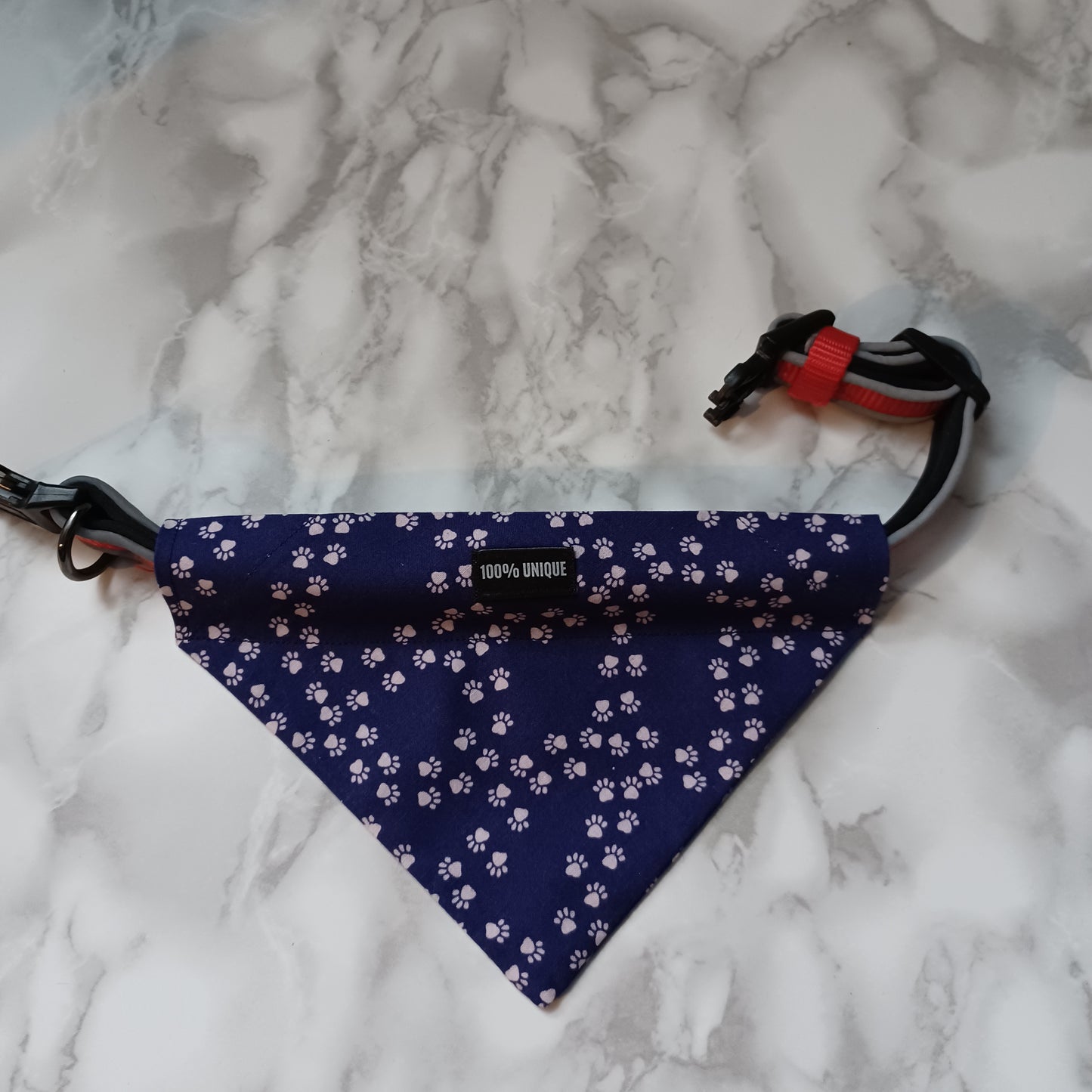Modèle B-Chat et chien-Foulard par-dessus le collier-Mauve foncé avec petites pattes mauve pâle/Bandana over the collar-Dark purple with small pale purple paws
