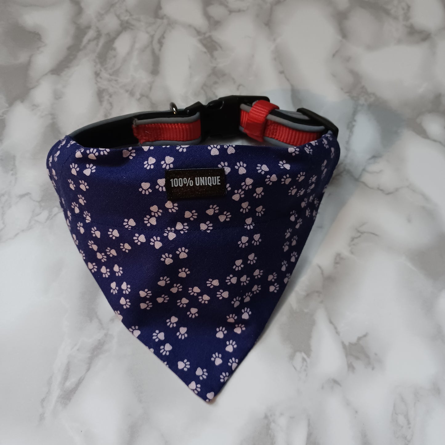 Modèle B-Chat et chien-Foulard par-dessus le collier-Mauve foncé avec petites pattes mauve pâle/Bandana over the collar-Dark purple with small pale purple paws
