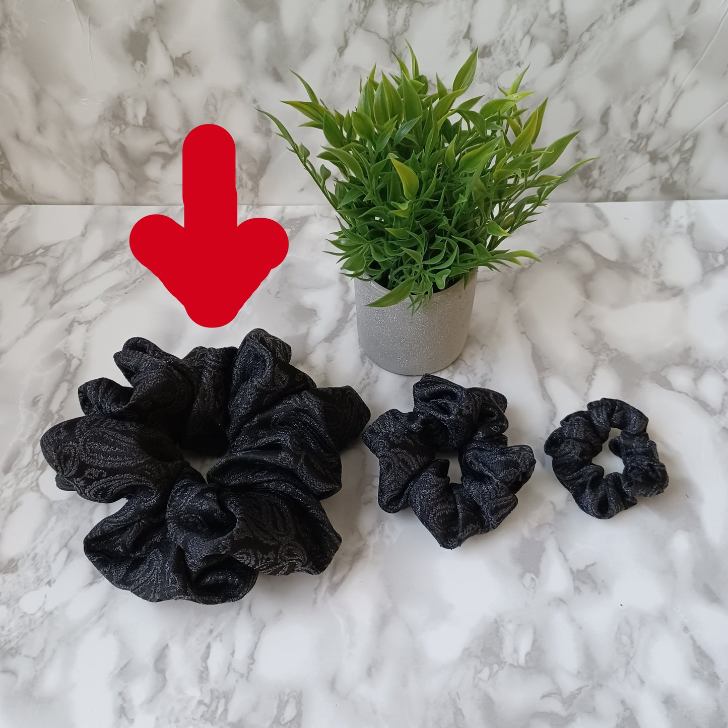 XXL-Chouchou-Noir avec formes brillantes/Scrunchie-Black with shiny form