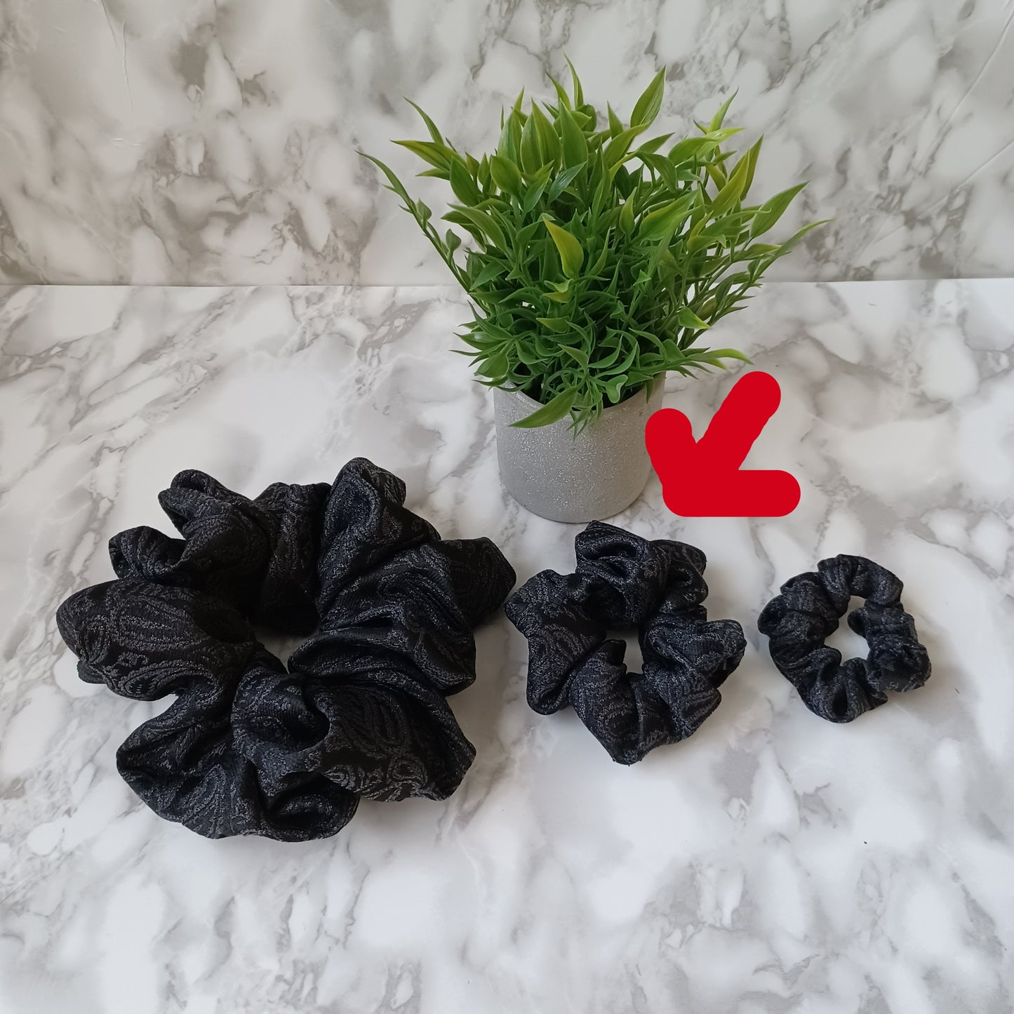 M-Chouchou-Noir avec formes brillantes/Scrunchie-Black with shiny form