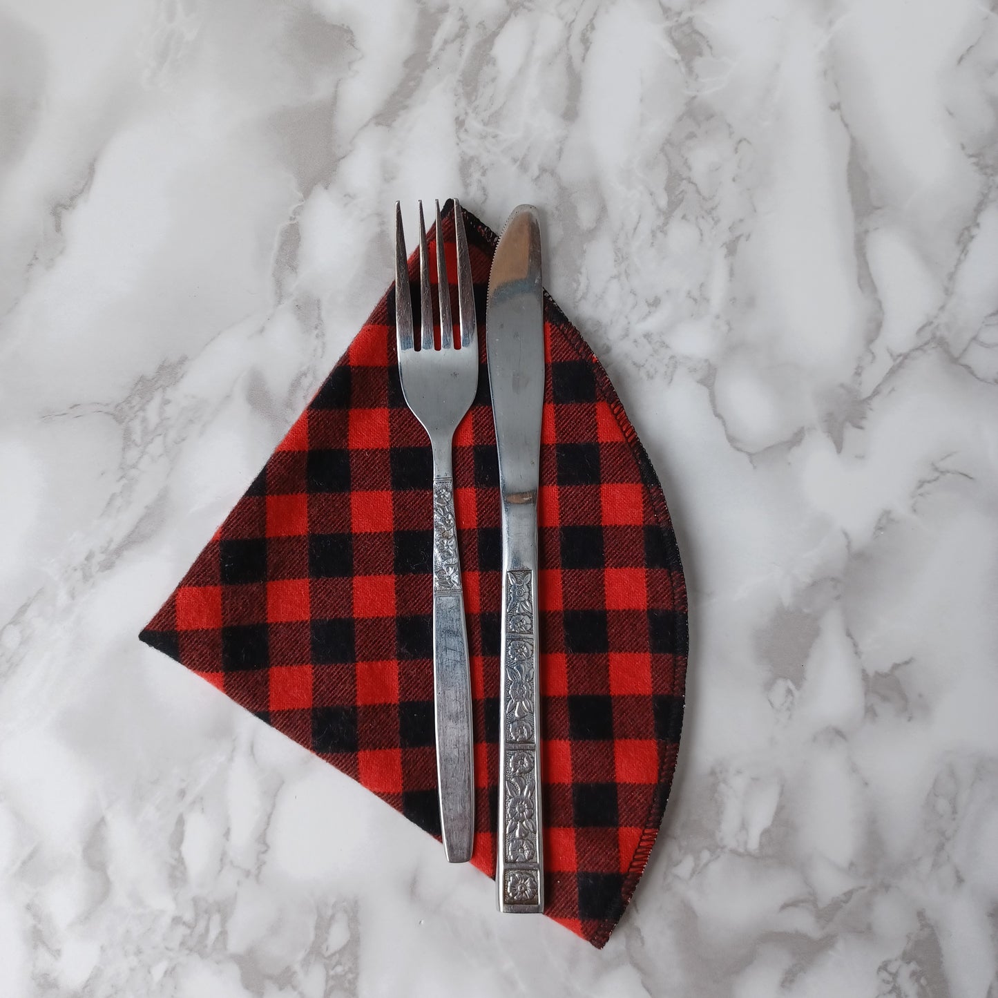 Serviettes de table et Essuie-tout-Petits carreaux noirs et rouges/Napkins and Paperless towels-Small black and red checks