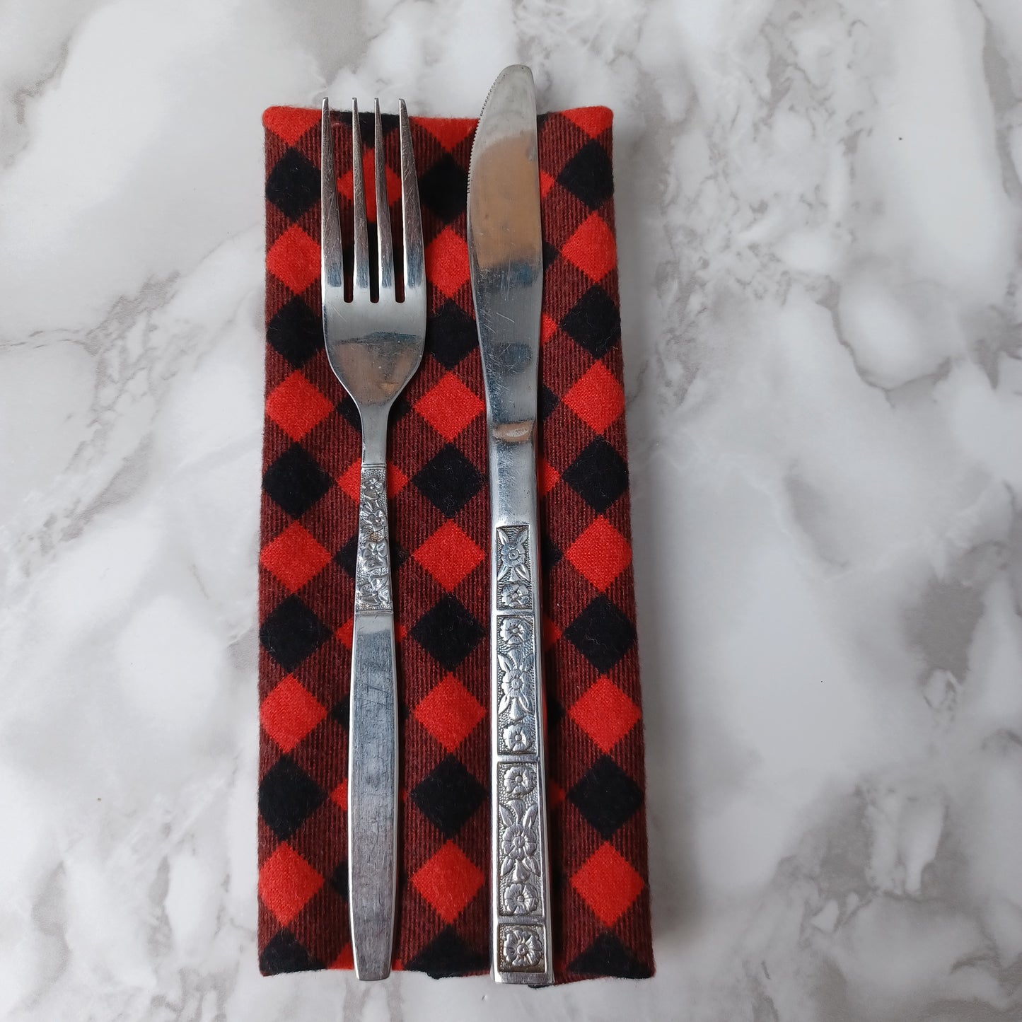 Serviettes de table et Essuie-tout-Petits carreaux noirs et rouges/Napkins and Paperless towels-Small black and red checks