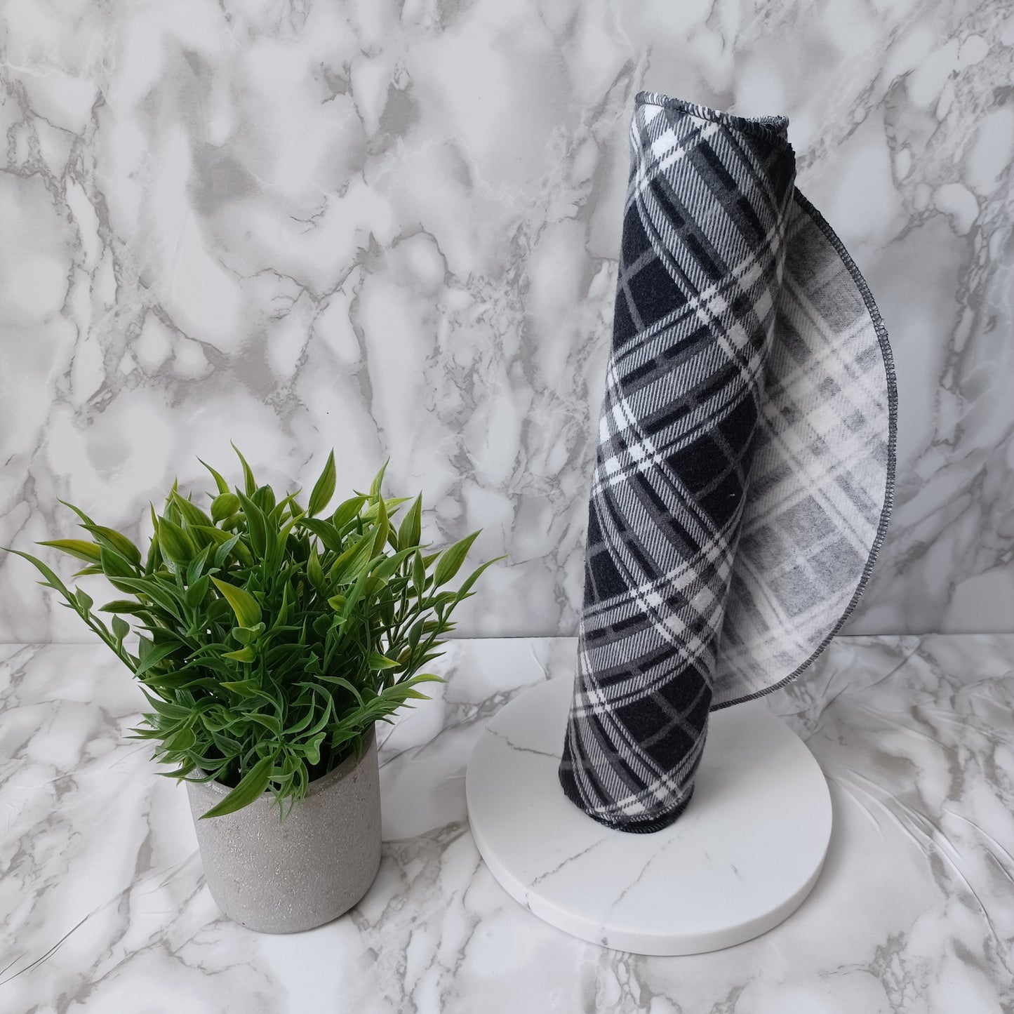 Serviettes de table et Essuie-tout-Carreauté noir, gris et blanc/Napkins and Paperless towels-Black, gray and white checkered