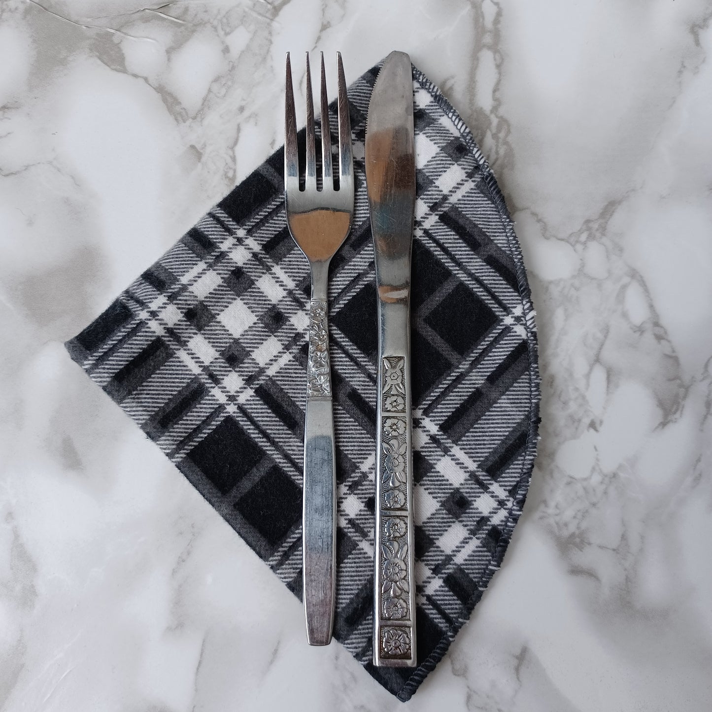 Serviettes de table et Essuie-tout-Carreauté noir, gris et blanc/Napkins and Paperless towels-Black, gray and white checkered
