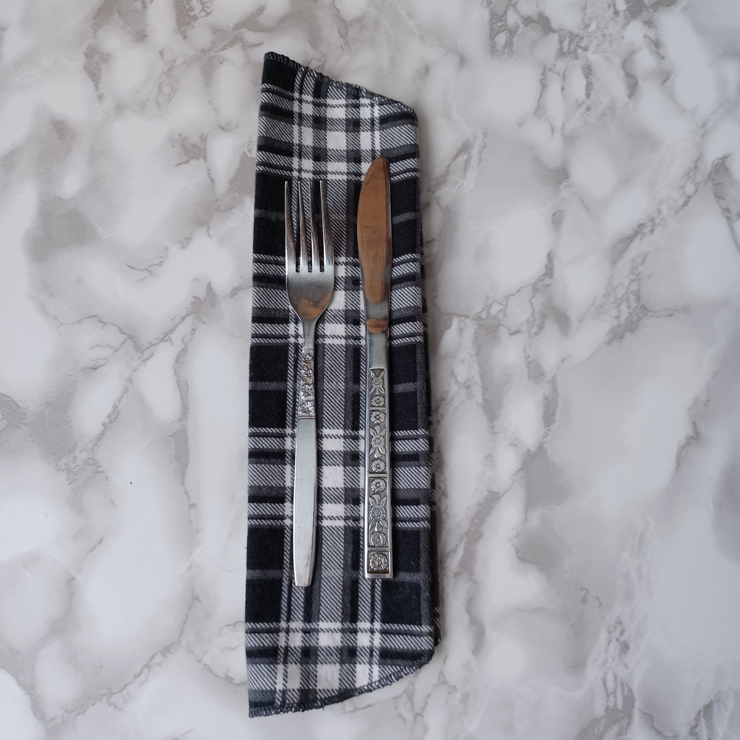 Serviettes de table et Essuie-tout-Carreauté noir, gris et blanc/Napkins and Paperless towels-Black, gray and white checkered