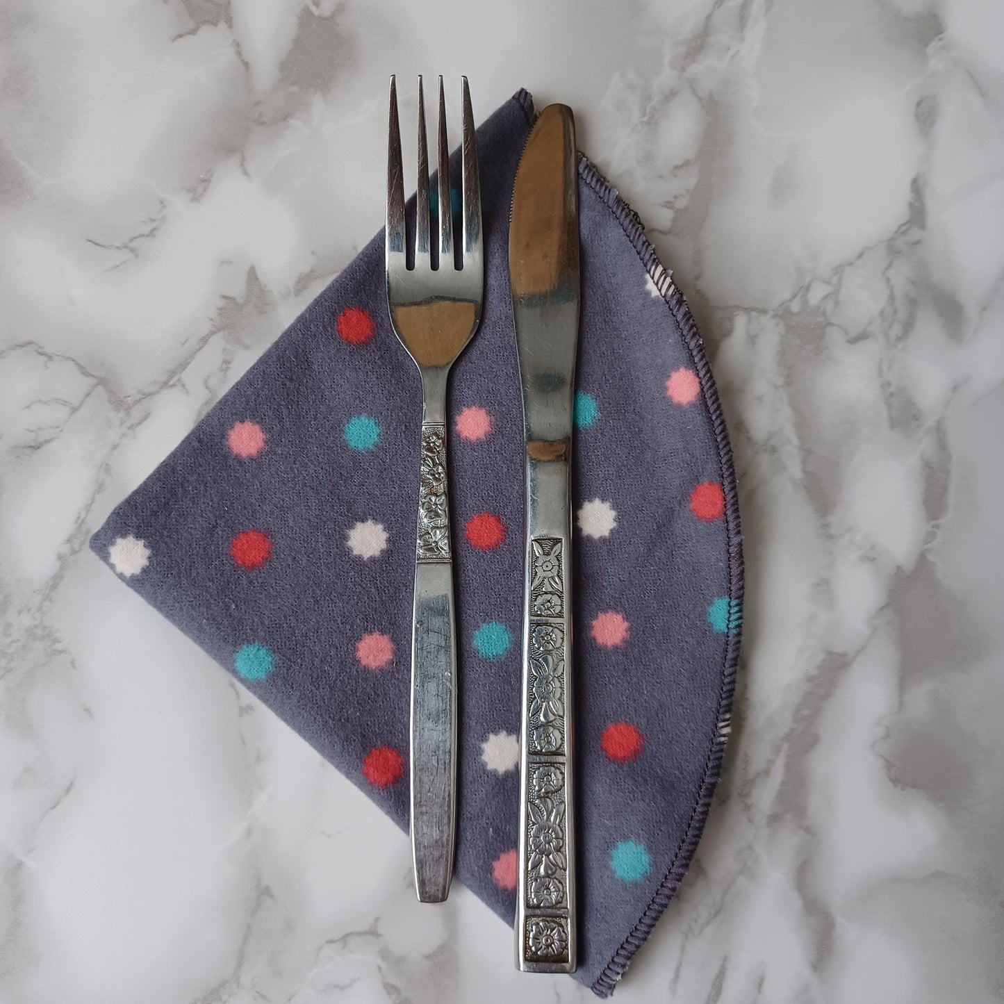 Serviettes de table et Essuie-tout-Gris moyen avec picots colorés/Napkins and Paperless towels-Medium Gray with colored pins