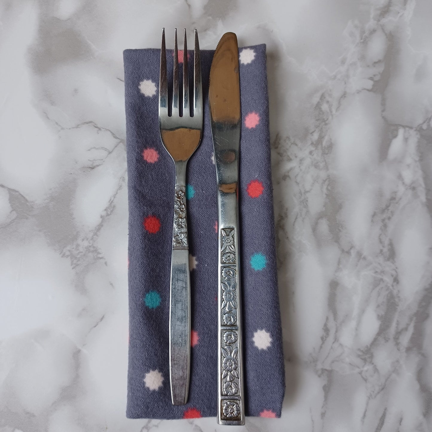 Serviettes de table et Essuie-tout-Gris moyen avec picots colorés/Napkins and Paperless towels-Medium Gray with colored pins