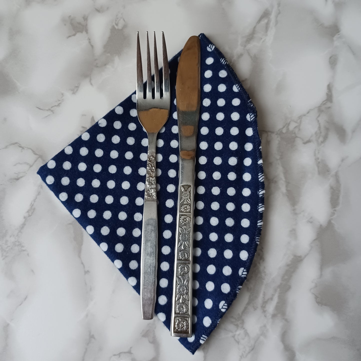 Serviettes de table et Essuie-tout-Bleu avec picots blancs/Napkins and Paperless towels-Blue with polka dot