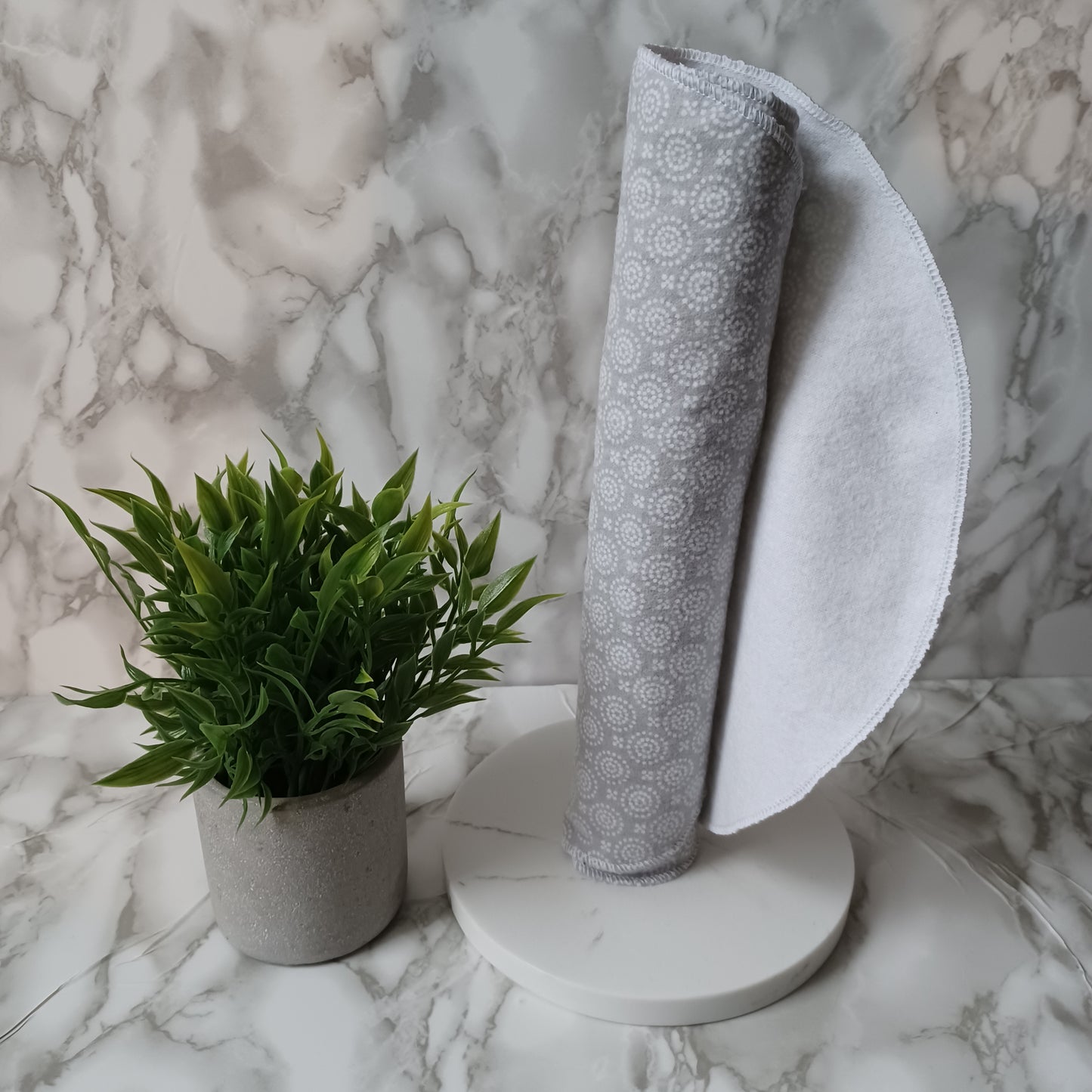 Serviettes de table et Essuie-tout-Gris pâle avec ronds et designs blancs/Napkins and Paperless towels-Pale gray with circles and white designs